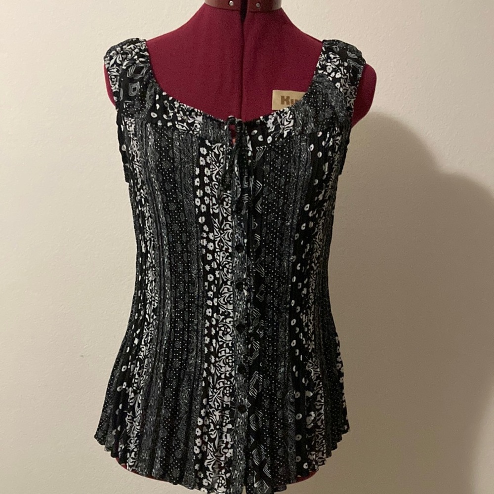 Piano pleated boho style sleeveless blouse blue, black & white SIze Medium